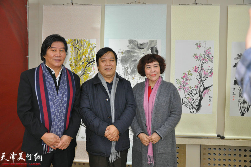 左起：高学年、李耀春、史玉在画展现场。