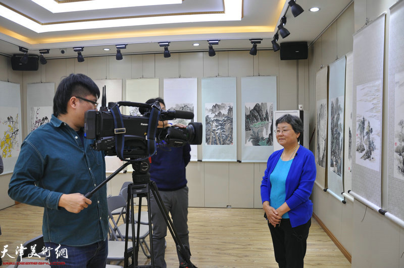 贾凤莲在画展现场接受采访