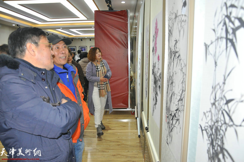 贾凤莲个人书画作品展在天津市和平区老干部局展出。