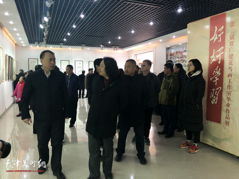 贾广健陪同永请县委副书记、县长张兵等观看展览。