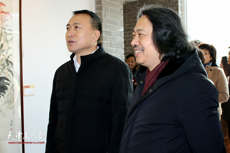贾广健陪同永请县委副书记、县长张兵观看展览。