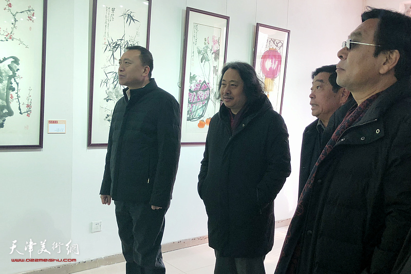 贾广健陪同永请县委副书记、县长张兵等观看展览。