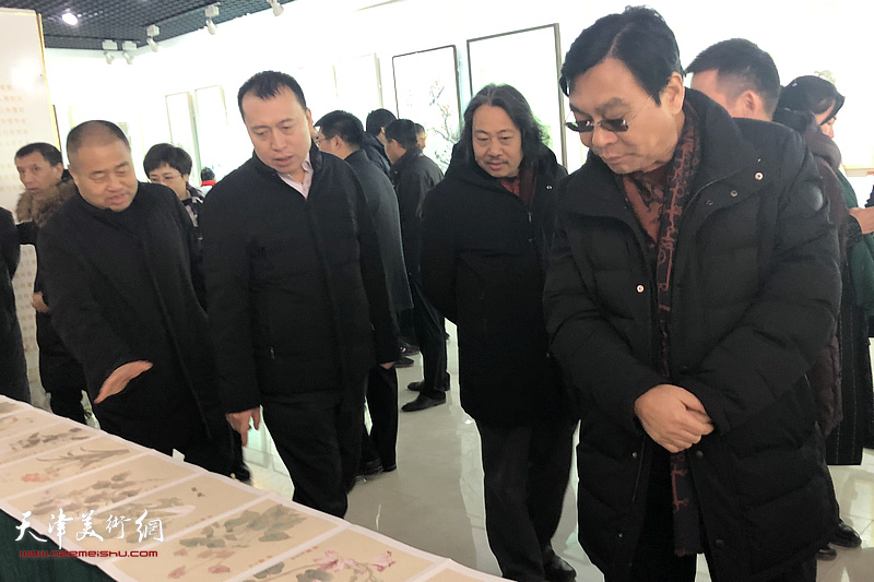 贾广健陪同永请县委副书记、县长张兵等观看展览。