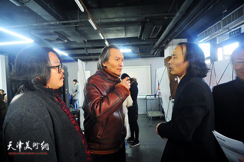 张小庄、尹枫与郭雅希在画展现场