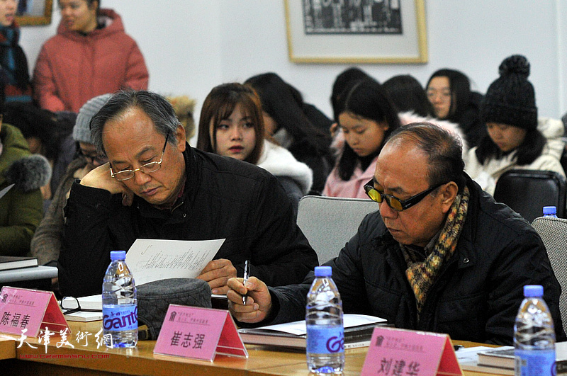 崔志强、陈福春在研讨会上。