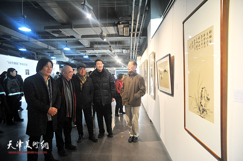 张金方、刘建华、崔志强、尹沧海、高学年在观看展品。