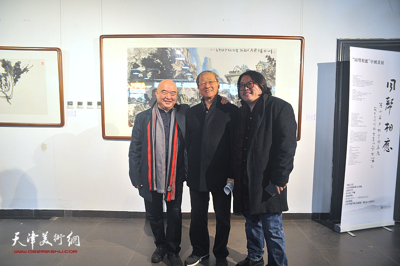 王鼎、尹沧海、尹枫在画展现场。