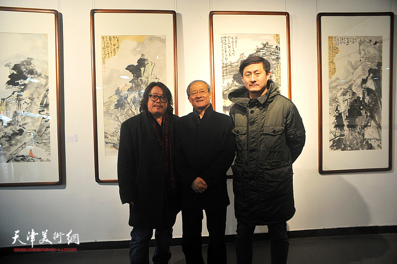 王鼎、尹枫、于露在画展现场。