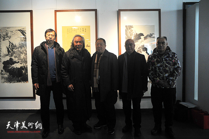 左起：路洪明、霍春阳、孙立群、尹沧海、林德谦在画展现场。