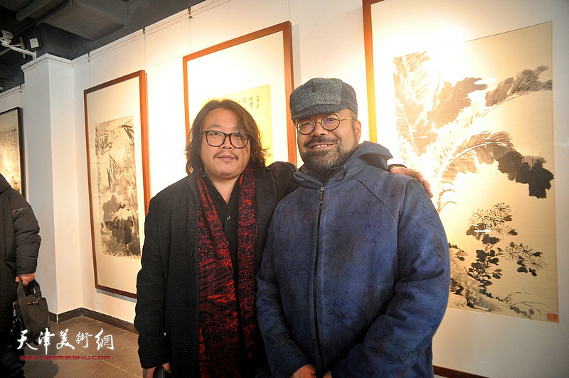 尹枫、焦胜程在画展现场。
