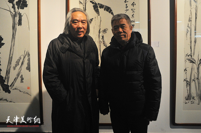 霍春阳、杨维民在画展现场。