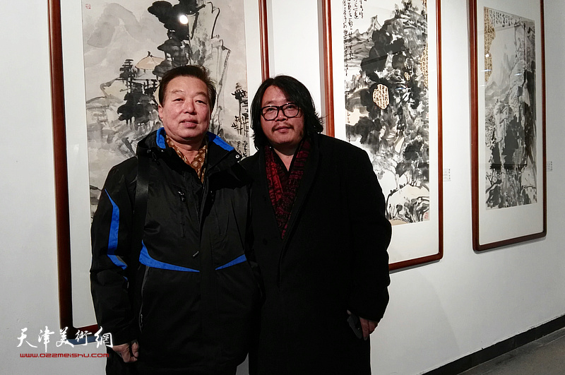 尹枫、杨建国在画展现场。