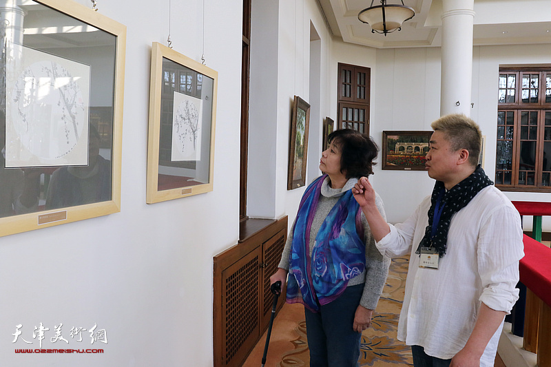 王书朋郭凤祥等五画家观看“春意·荼蘼——五大道作品展”