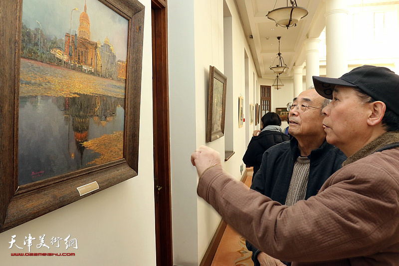 王书朋郭凤祥等五画家观看“春意·荼蘼——五大道作品展”