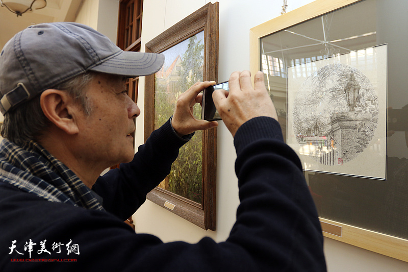 王书朋郭凤祥等五画家观看“春意·荼蘼——五大道作品展”