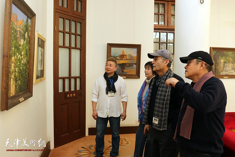 王书朋郭凤祥等五画家观看“春意·荼蘼——五大道作品展”