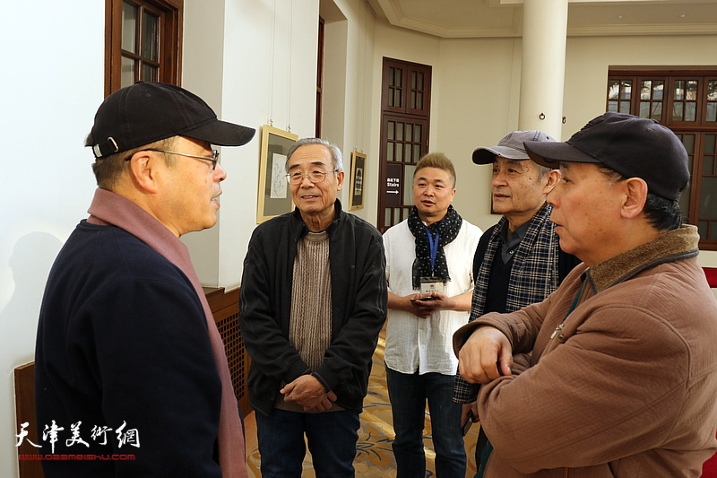 王书朋郭凤祥等五画家观看“春意·荼蘼——五大道作品展”