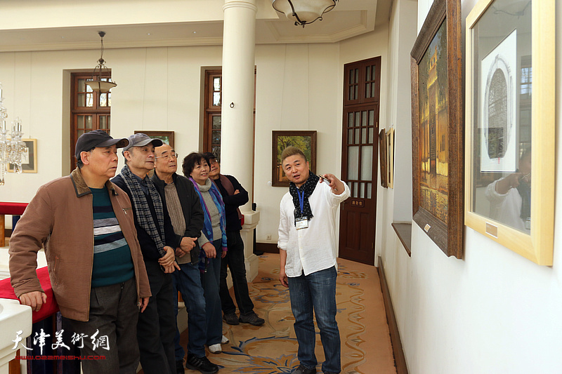 王书朋郭凤祥等五画家观看“春意·荼蘼——五大道作品展”