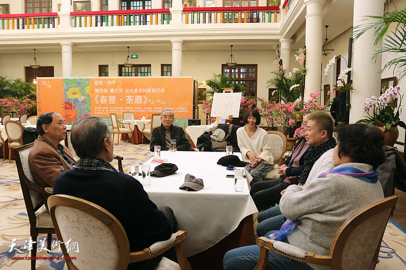 王书朋郭凤祥等五画家观看“春意·荼蘼——五大道作品展”