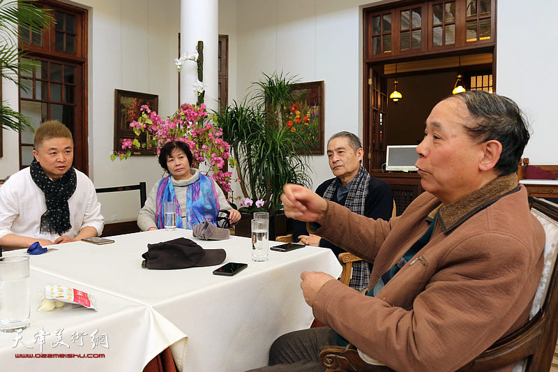 王书朋郭凤祥等五画家观看“春意·荼蘼——五大道作品展”