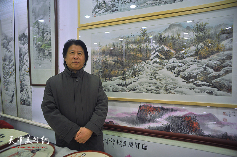 李学亮在鹤艺轩展出的冰雪作品前。