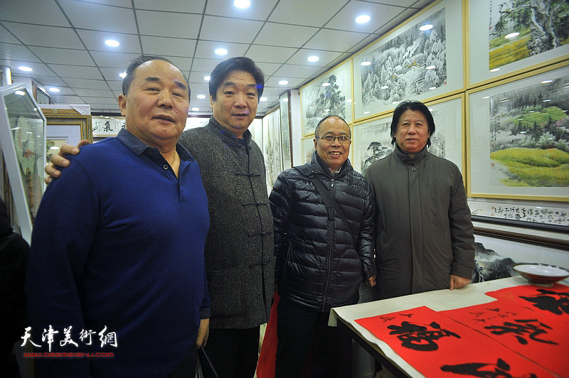 李学亮与王冠惠、翟洪涛、李建华在鹤艺轩展厅。