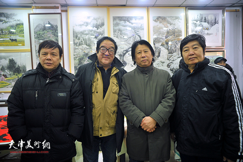 李学亮与卢贵友、王惠民、李根友在鹤艺轩展厅。