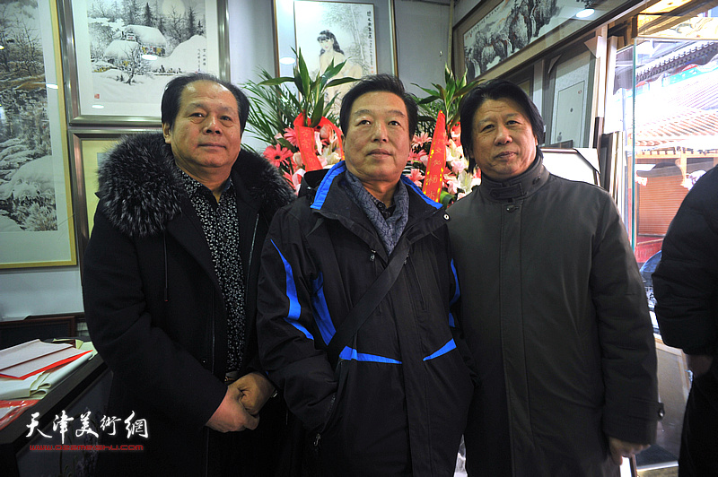 李学亮与刘士忠、杨建国在鹤艺轩展厅。