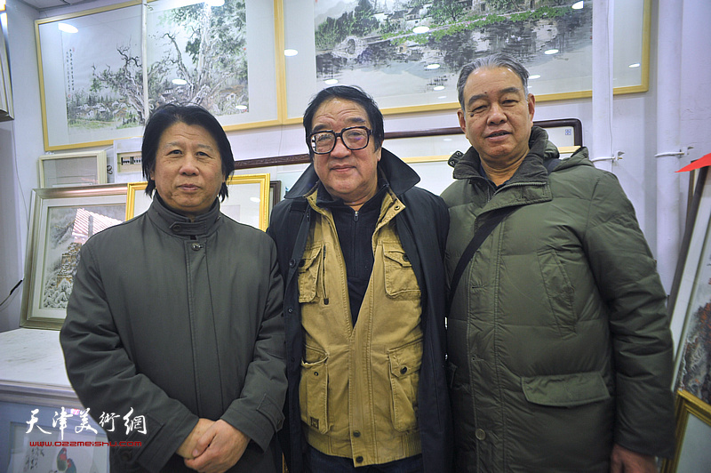 李学亮与卢贵友、穆祥旺在鹤艺轩展厅。