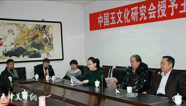 中国玉文化研究会副秘书长李雅娴女士宣读通报。