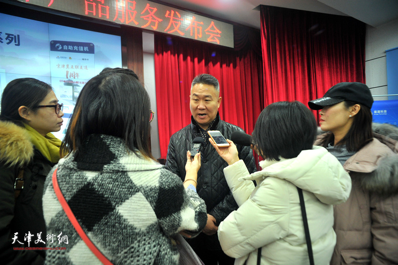 天津市公交集团副总经理赵振顺在发布会现场接受媒体采访。