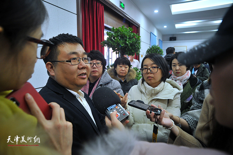 天津通广公司技术总监李智在发布会现场接受媒体采访