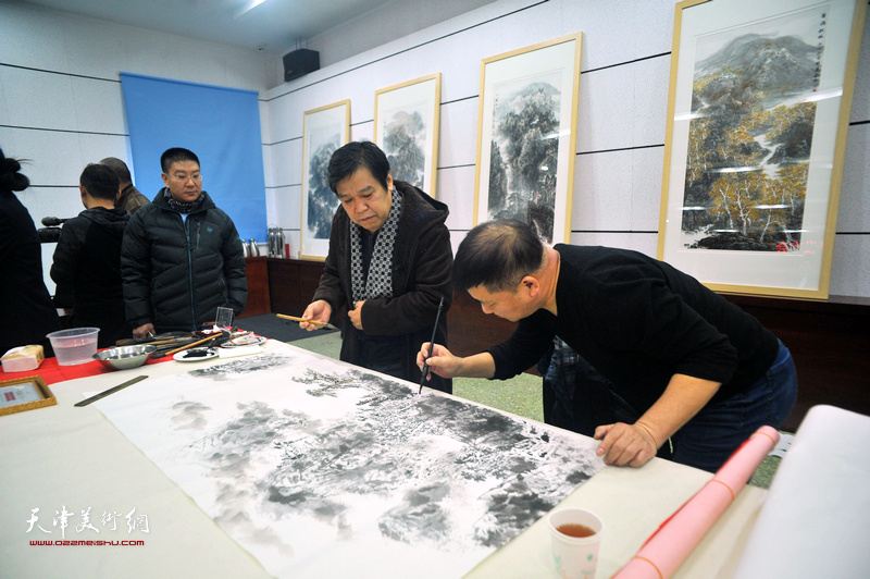 李耀春、皮志刚、王鸿鑫还现场写字作画，庆祝京津冀互联互通卡在天津首次发行。