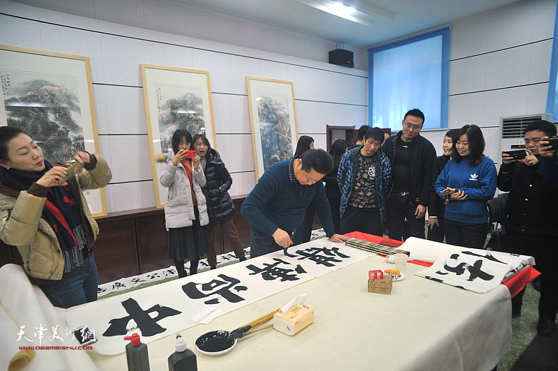 王鸿鑫在现场书法，庆祝京津冀互联互通卡在天津首发。