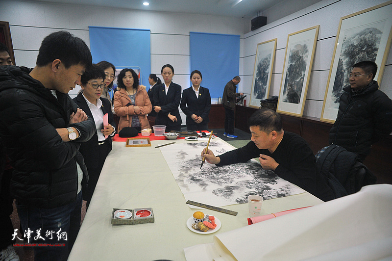 皮志刚在现场作画，庆祝京津冀互联互通卡在天津首发。