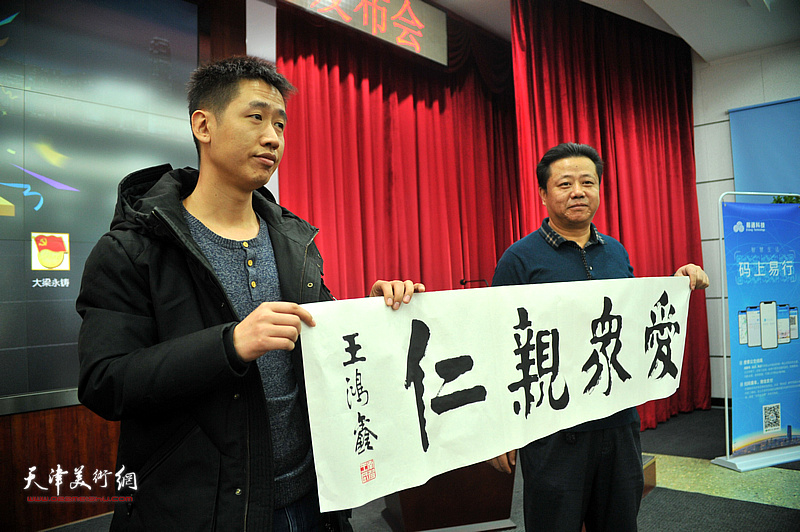 王鸿鑫与市民在发布会现场。