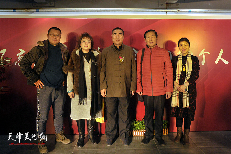 徐伯全与钱桂芳、张春蕾、王莘、陈莉在画展开幕活动现场。