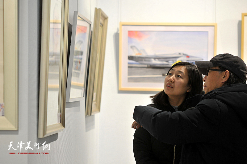 赵铁军在画展现场讲解作品。