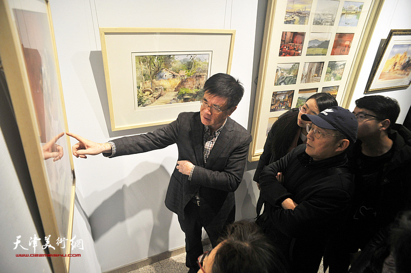 王建新在画展现场讲解作品。