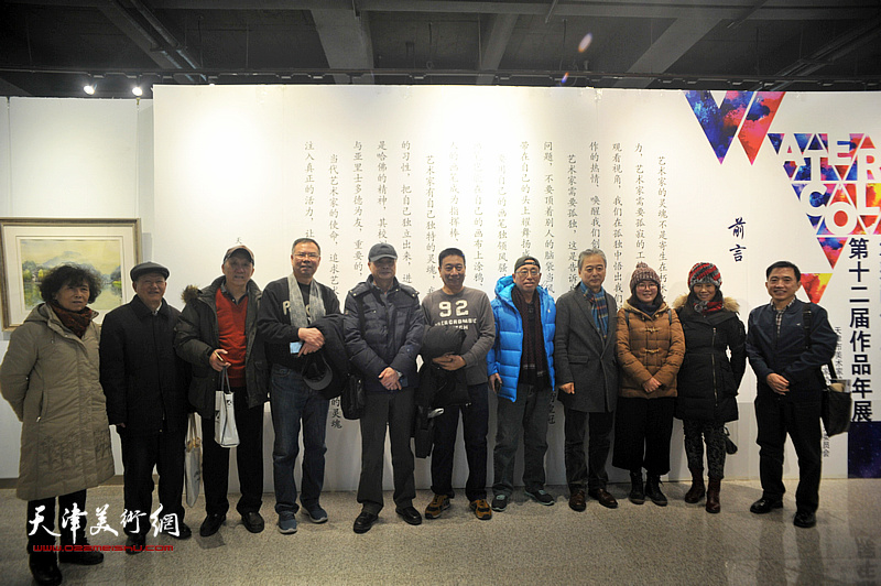 高冬与老师和嘉宾们在画展现场。