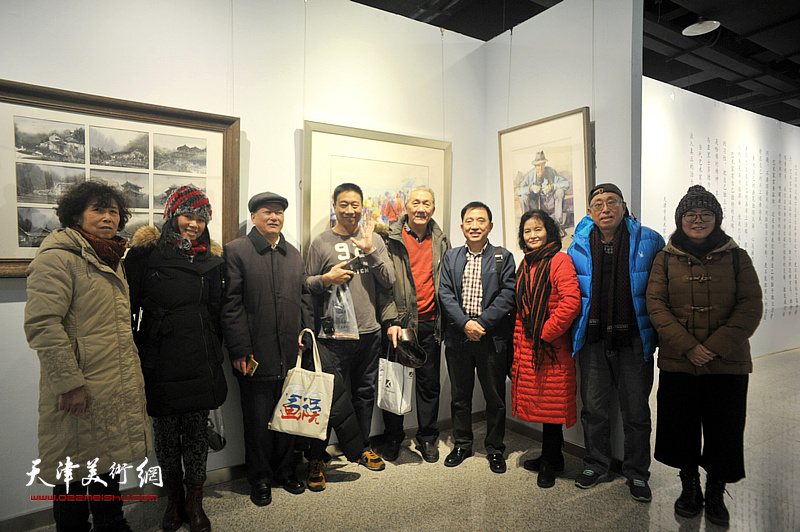 王文元、田同芬与老师和嘉宾们在画展现场。
