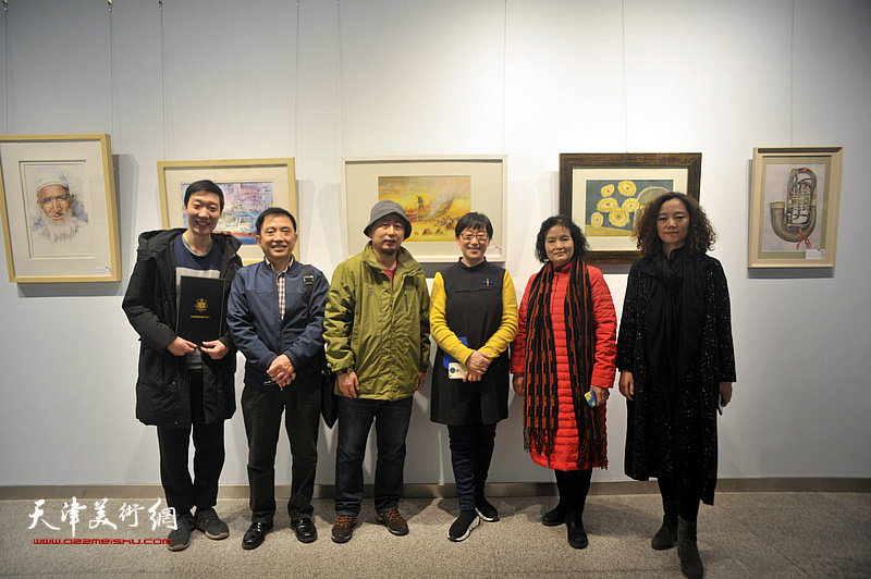 王文元、田同芬、路学正、陶香莲、刘天祥等在画展现场。