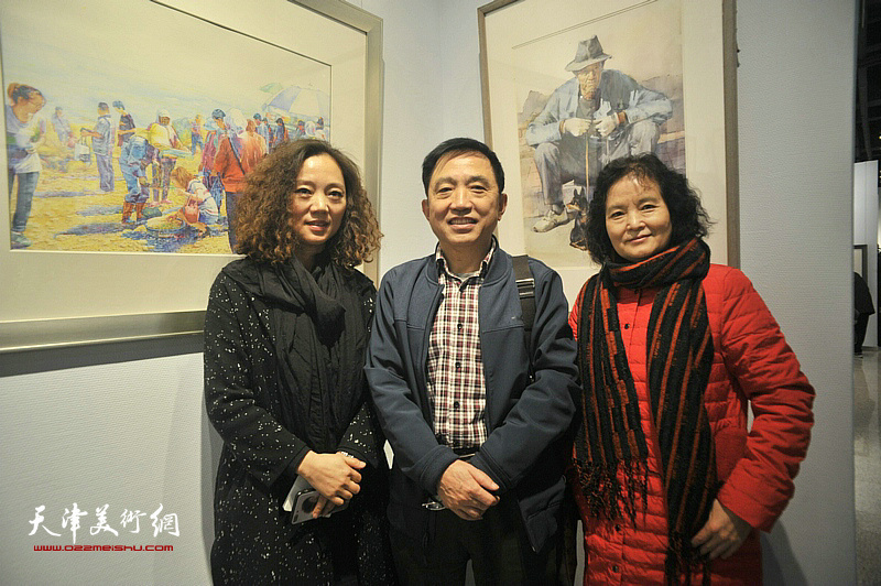 左起：陶香莲、王文元、田同芬在画展现场