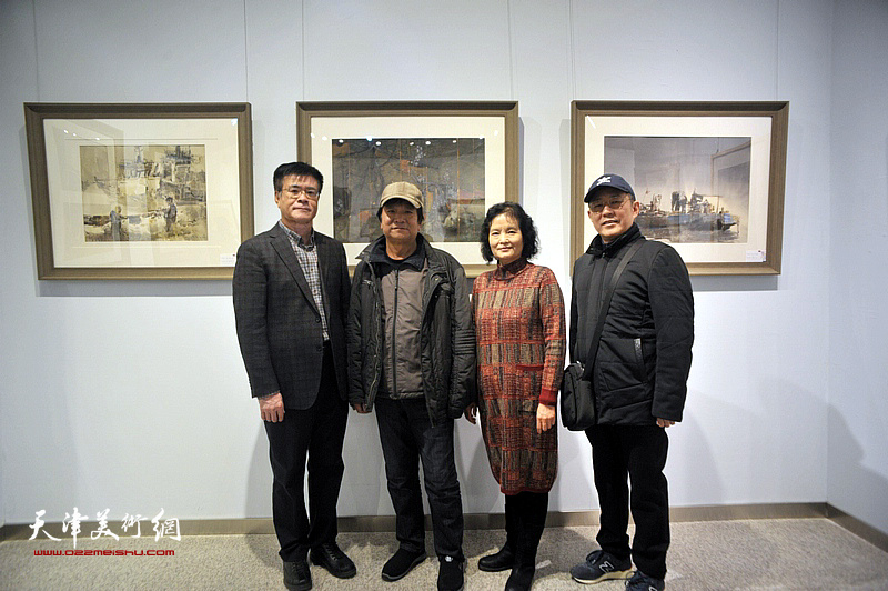 左起：王建新、高维星、田同芬、张健在画展现场。