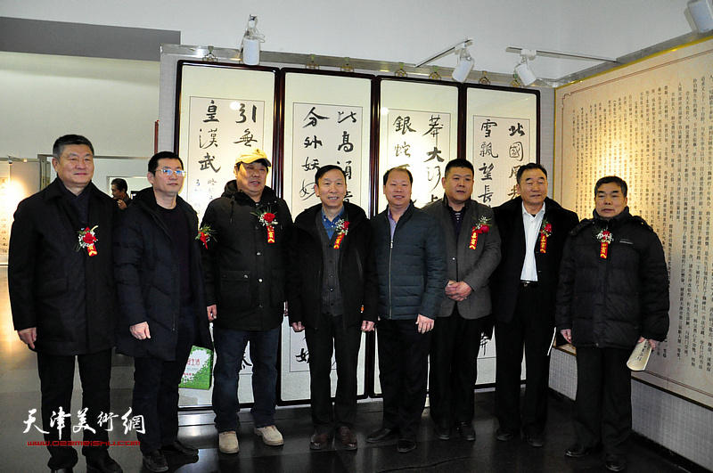 张建会、窦宝铁、李锋、赵桂中等在展览现场。
