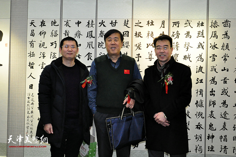 左起：邢纪庆、邵佩英、孙建中在展览现场。