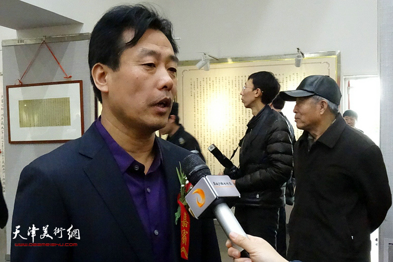 韩宝勇在展览现场接受媒体采访。