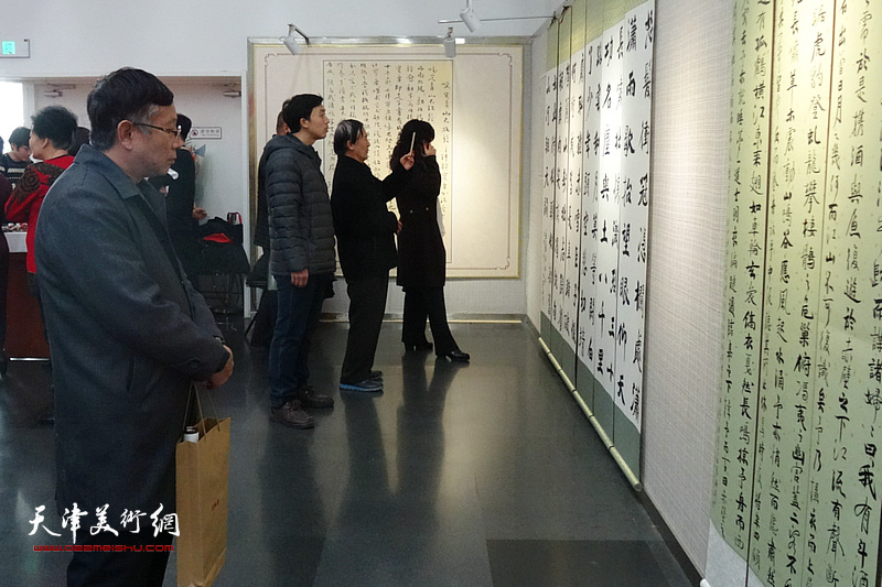 “咬定青山不放松”韩宝勇书法展在天津文化中心图书馆开幕。