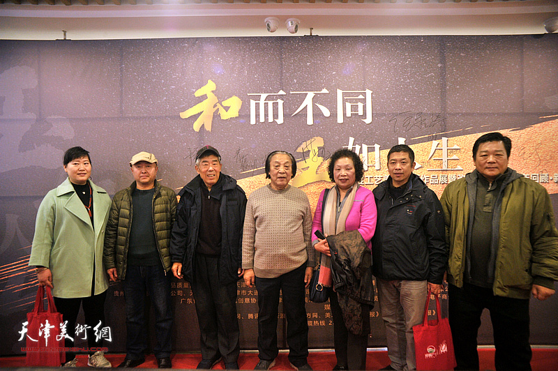 工艺美术大师李德堂，姜栓兰，李美坤，王福林，杜雷，周晓冬等合影