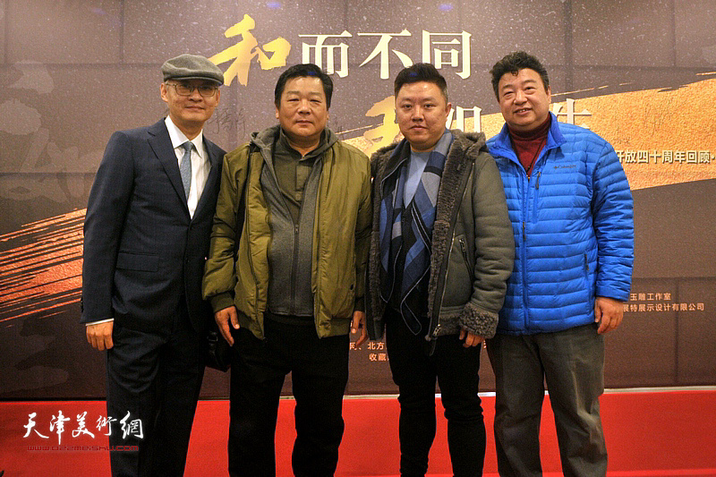 中国工艺美术大师王鹏，于雪涛与天津宝玉石文化分会会长孙小东，杜雷合影。